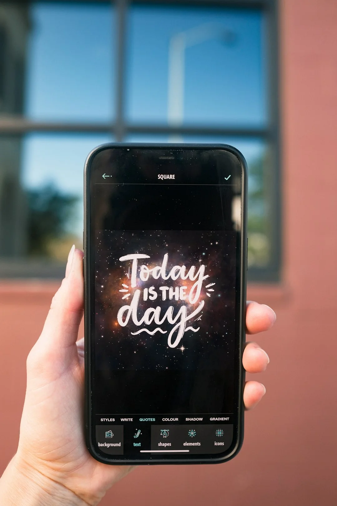Un espace de travail élégant avec un ordinateur portable et des moniteurs affichant un logiciel de design.